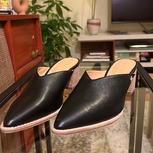 NWT Bill Blass Black Pointy-toe Chunky Mule
